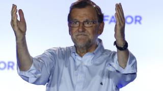 Rajoy, durante su comparecencia ante los simpatizantes en el exterior de la sede del partido.