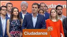 Rivera emplaza a PP y a PSOE a negociar ya mañana sin sillones por delante