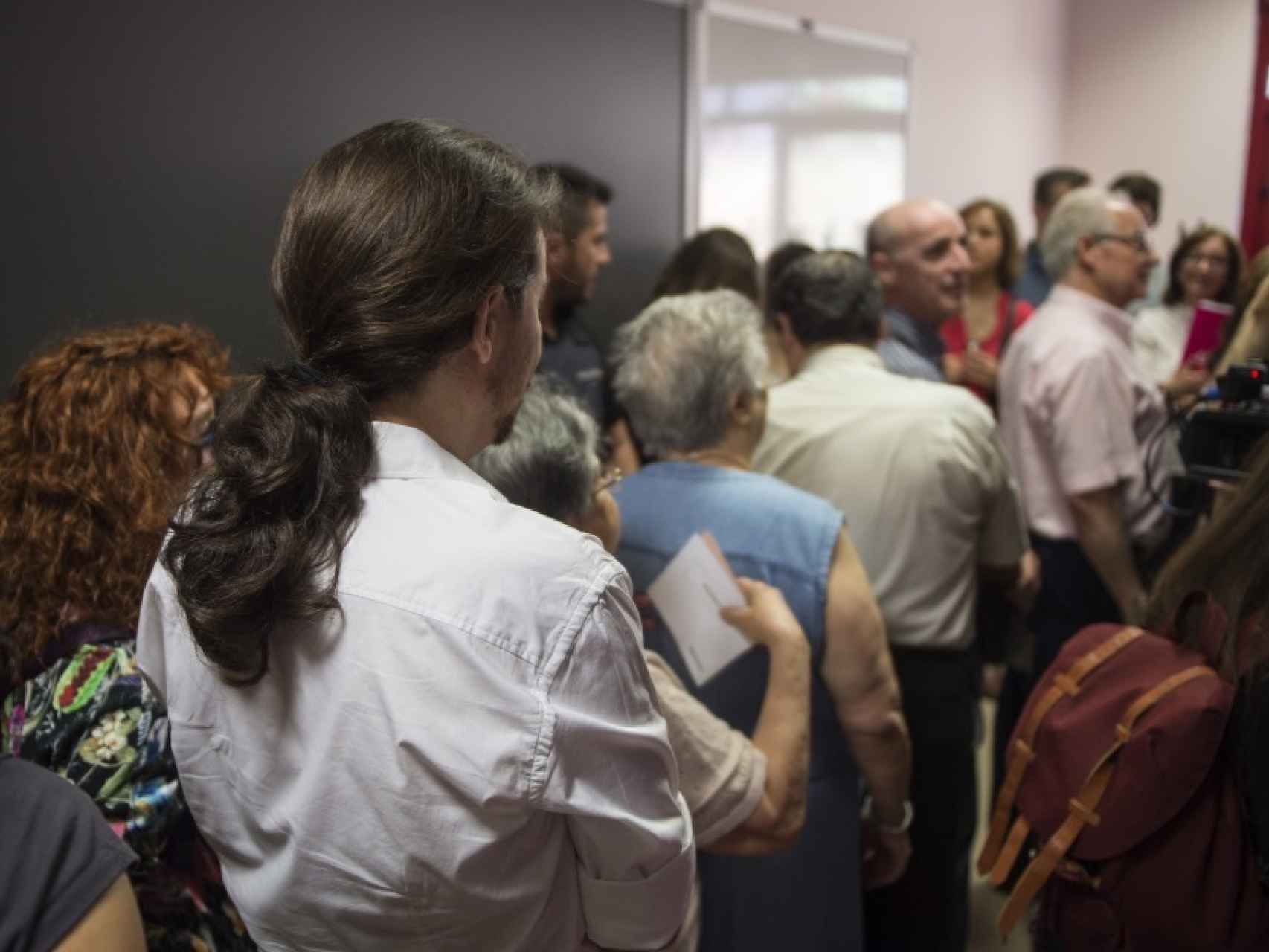 Pablo Iglesias espera su turno para votar en el IES Tirso de Molina, de Vallecas.