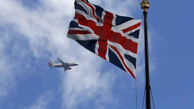 Un avión de British Airways sobrevuela Londres.