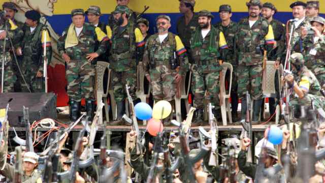Líderes de las FARC observan un desfile en San Vicente del Caguan.