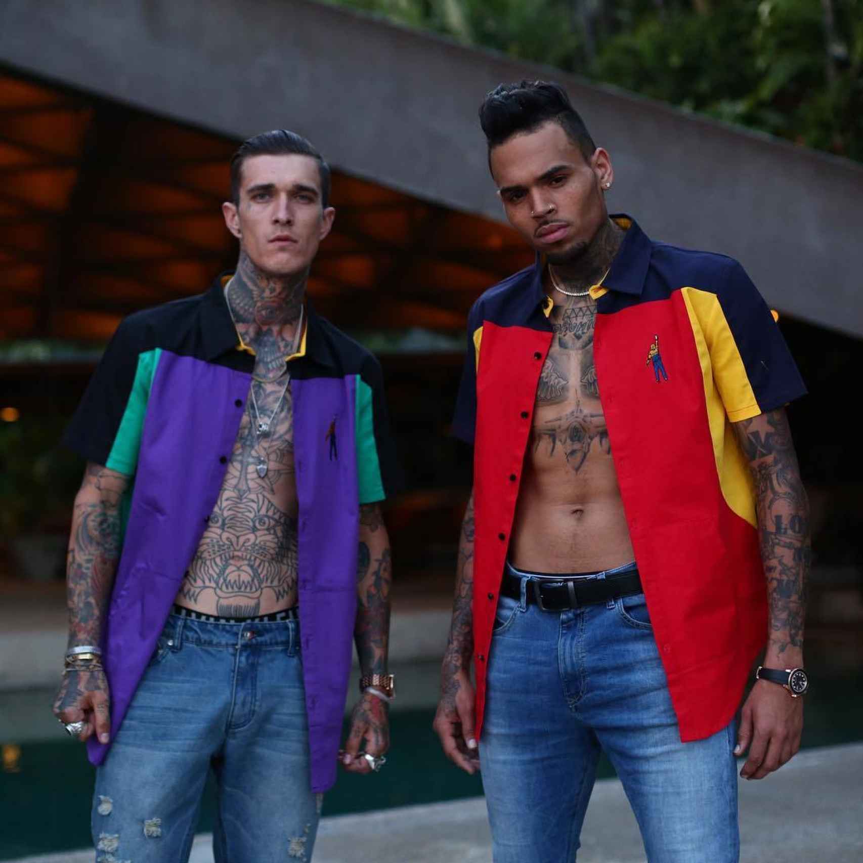 El modelo Jimmy y Chris Brown posan con los diseños de su marca Black Pyramid