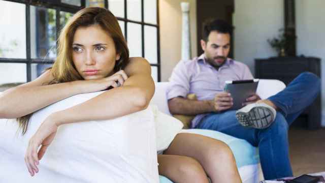 Una mujer insatisfecha porque su novio está pendiente de la tablet. / Gtres