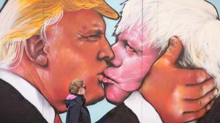 Un mural muestra a Donald Trump besando a Boris Johnson.