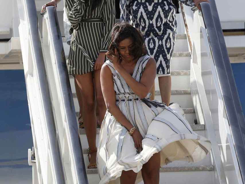Michelle Obama y sus hijas, bajando del avión.