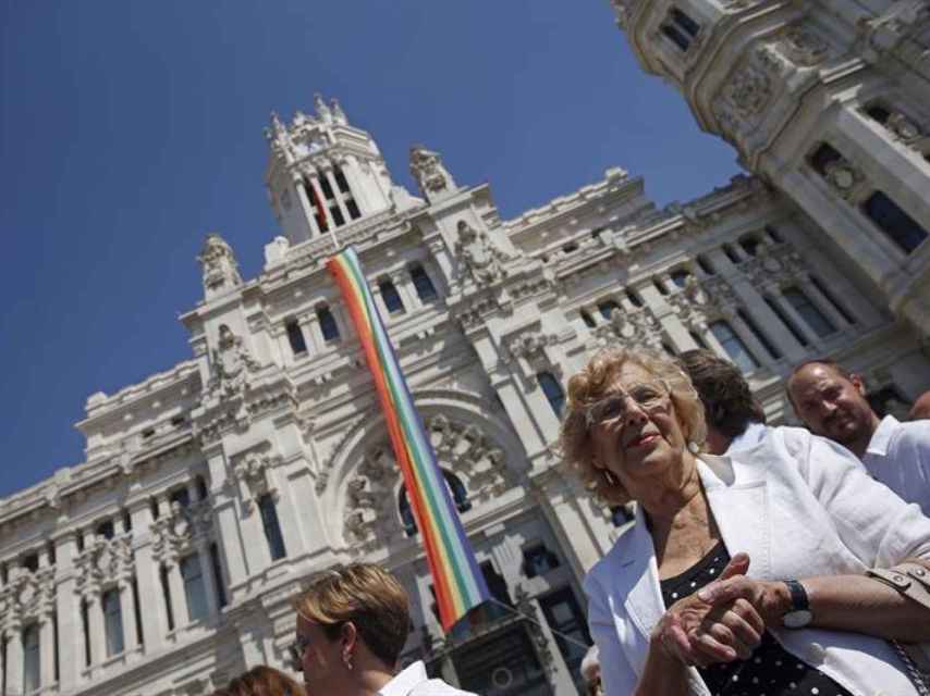 La alcadesa de Madrid, Manuela Carmena, tras el despliegue de la bandera arcoíris en la fachada del Ayuntamiento