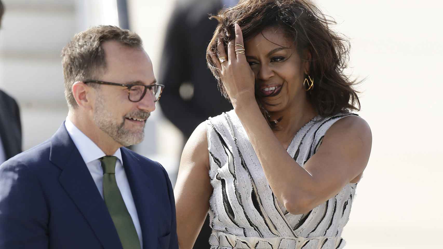 El embajador de EEUU en España, James Costos y Michelle Obama a su llegada a Madrid
