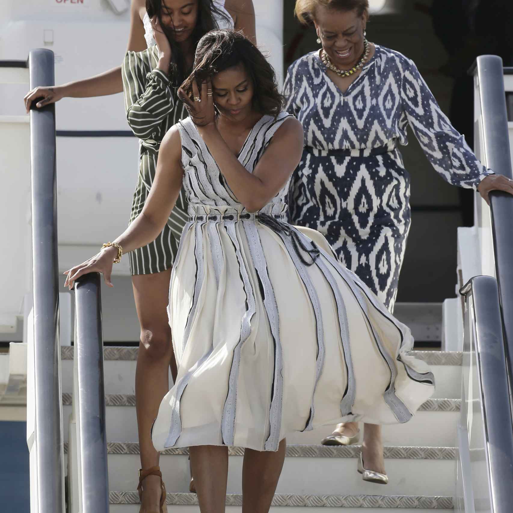 Michelle Obama, sus hijas y su madre bajando del avión