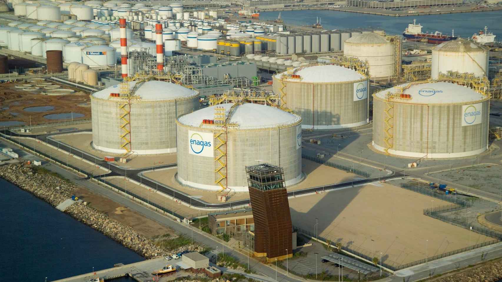 Planta de GNL gestionada por Enagás en el Puerto de Barcelona