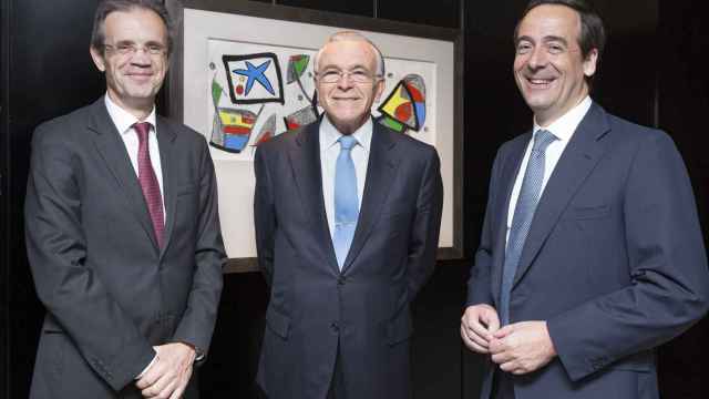 A la izquierda, Jordi Gual, presidente de CaixaBank. A la derecha, Gonzalo Gortázar, consejero delegado. En el centro, Isidro Fainé, presidente de Fundación La Caixa.