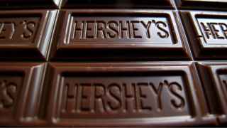 El rey del chocolate: el dueño de Milka y Oreo quiere comprar Hershey por 24.000 millones