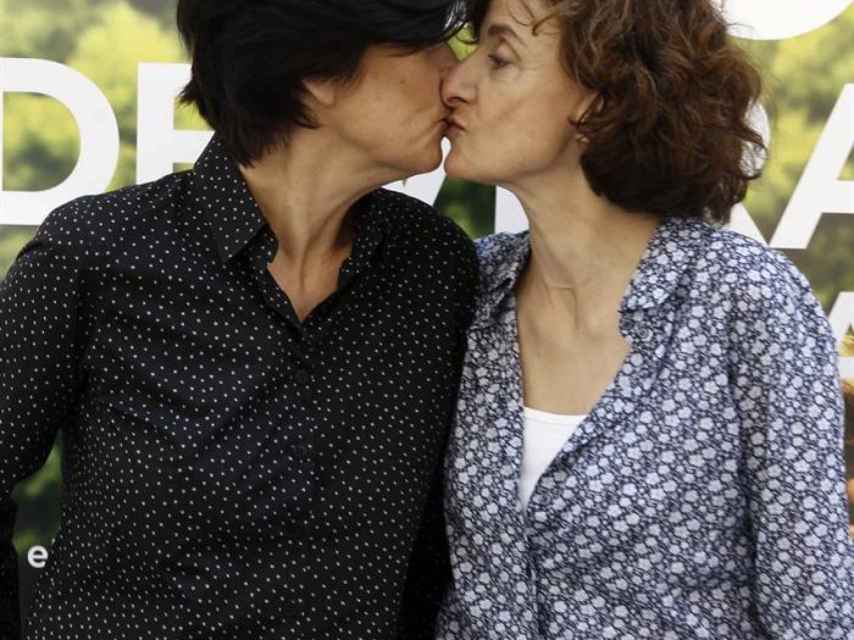 Catherine Corsini y Elizabeth Pérez se besan en la presentación del filme.