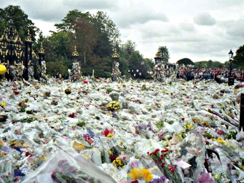 Las puertas del Palacio de Buckingham se inundaron de flores en memoria de Lady Di
