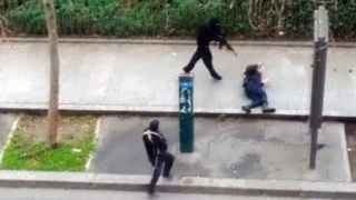 Uno de los terroristas que atentaron contra Charlie Hebdo dispara a bocajarro a un policía.