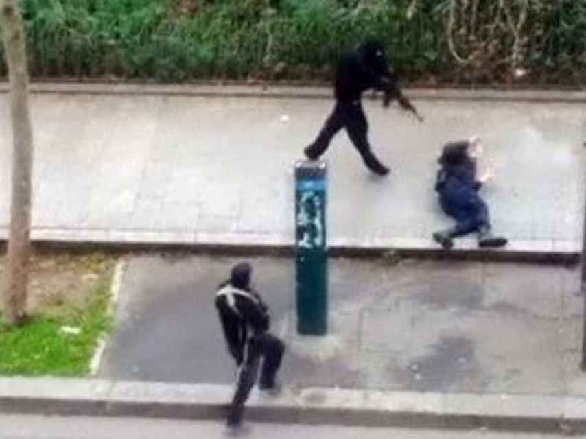Uno de los terroristas que atentaron contra Charlie Hebdo dispara a bocajarro a un policía.