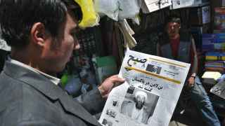 Un afgano lee la noticia de la muerte de Bin Laden el 3 de mayo de 2011 en la prensa.