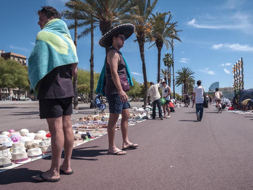 Unos turistas pasean por el barrio de la Barceloneta