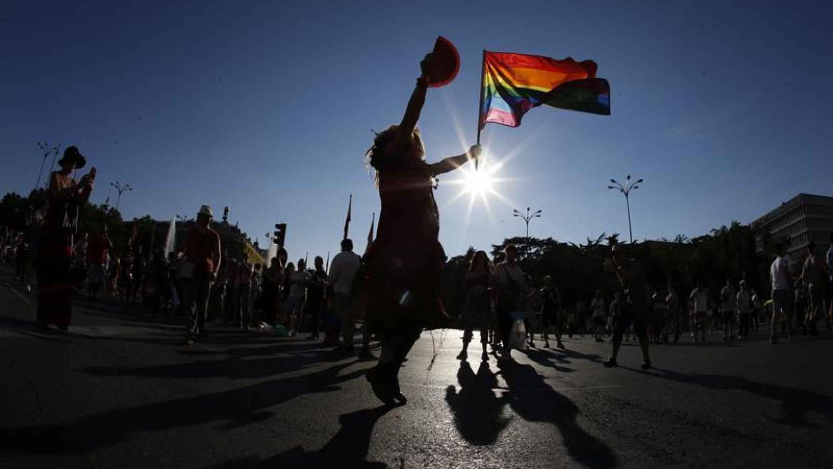Un participante con la bandera del arcoíris en la manifestación del Orgullo LGTB.