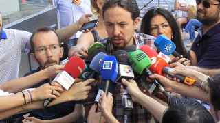 El líder de Podemos contesta las preguntas de la prensa.
