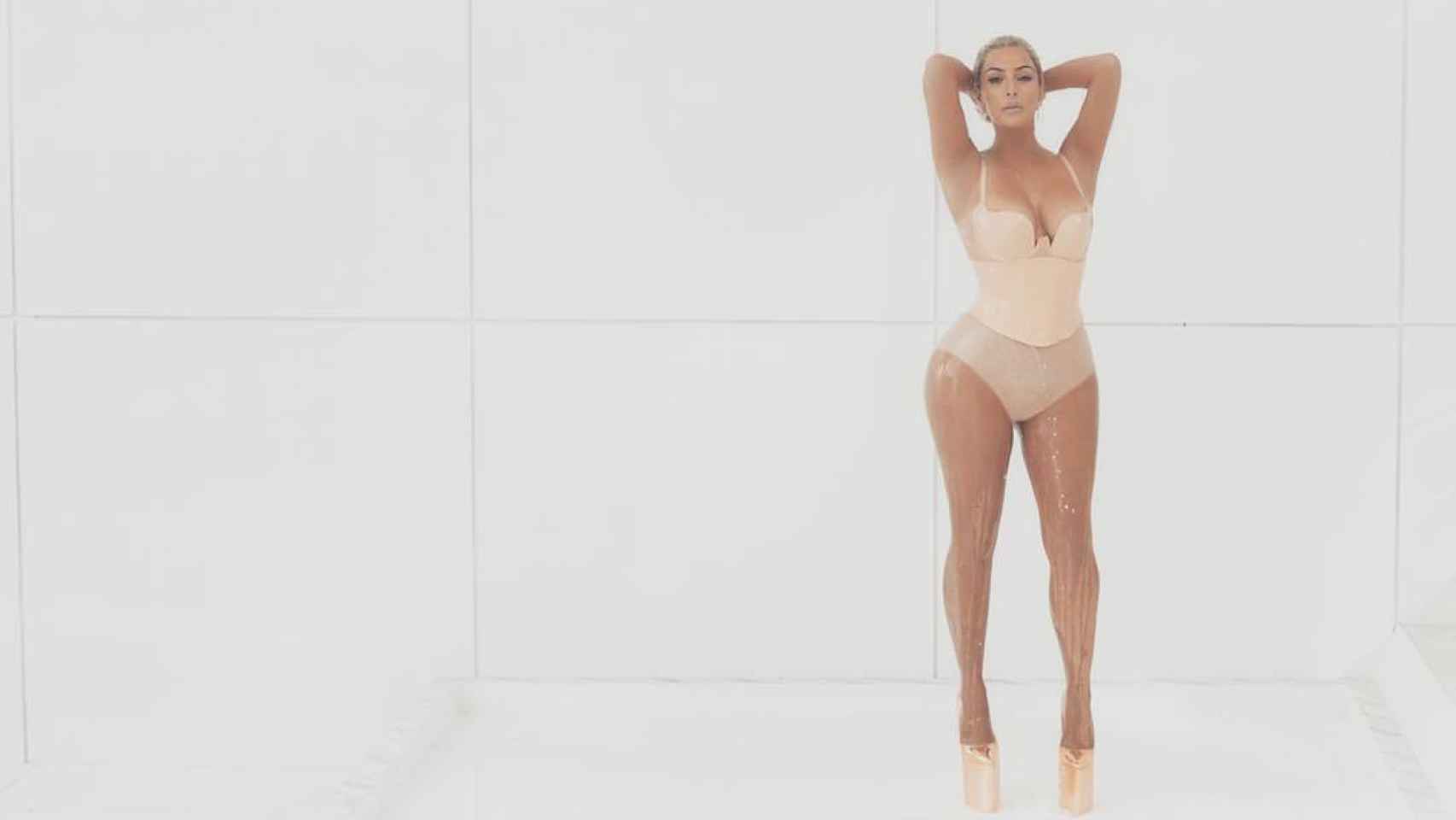 Kim Kardashian durante el rodaje del videoclip