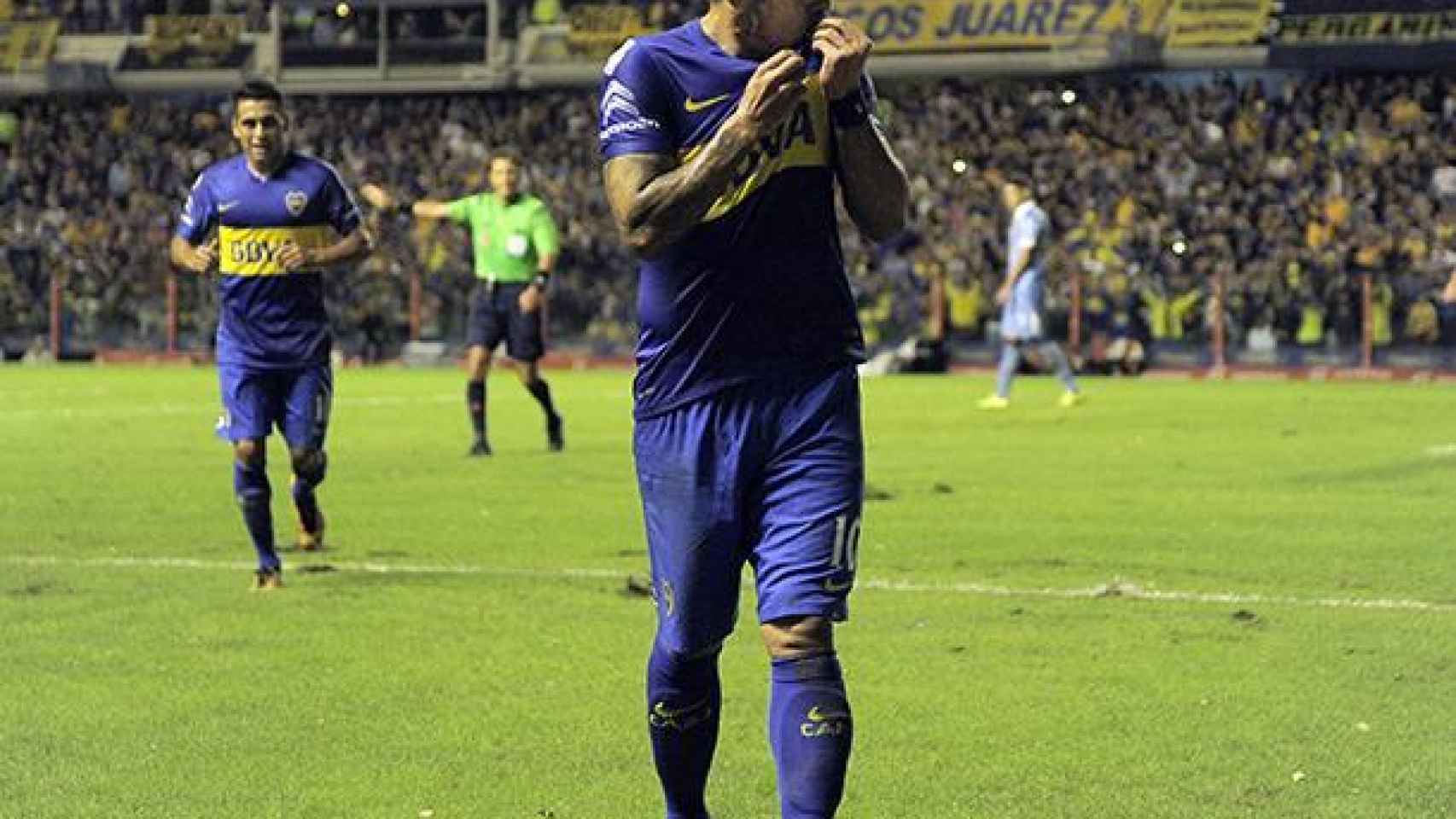 Carlos Tévez celebra un gol con Boca Juniors.