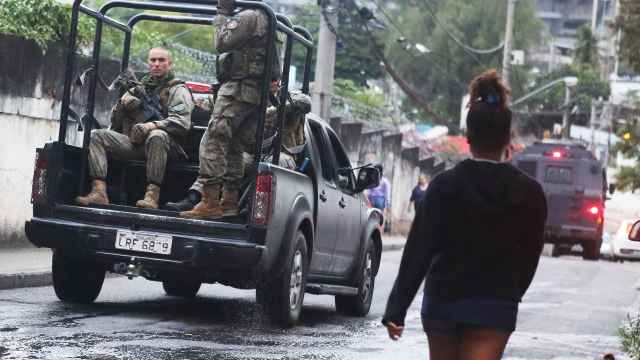 Operación del ejército en la favela Mangueira de Río.