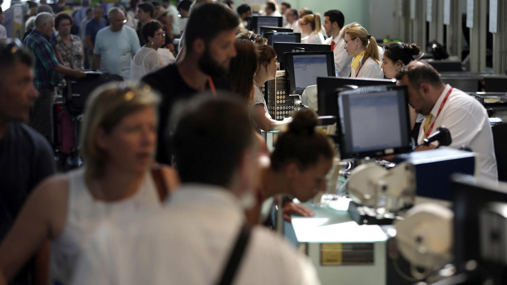 Mostradores repletos de usuarios de Vueling.