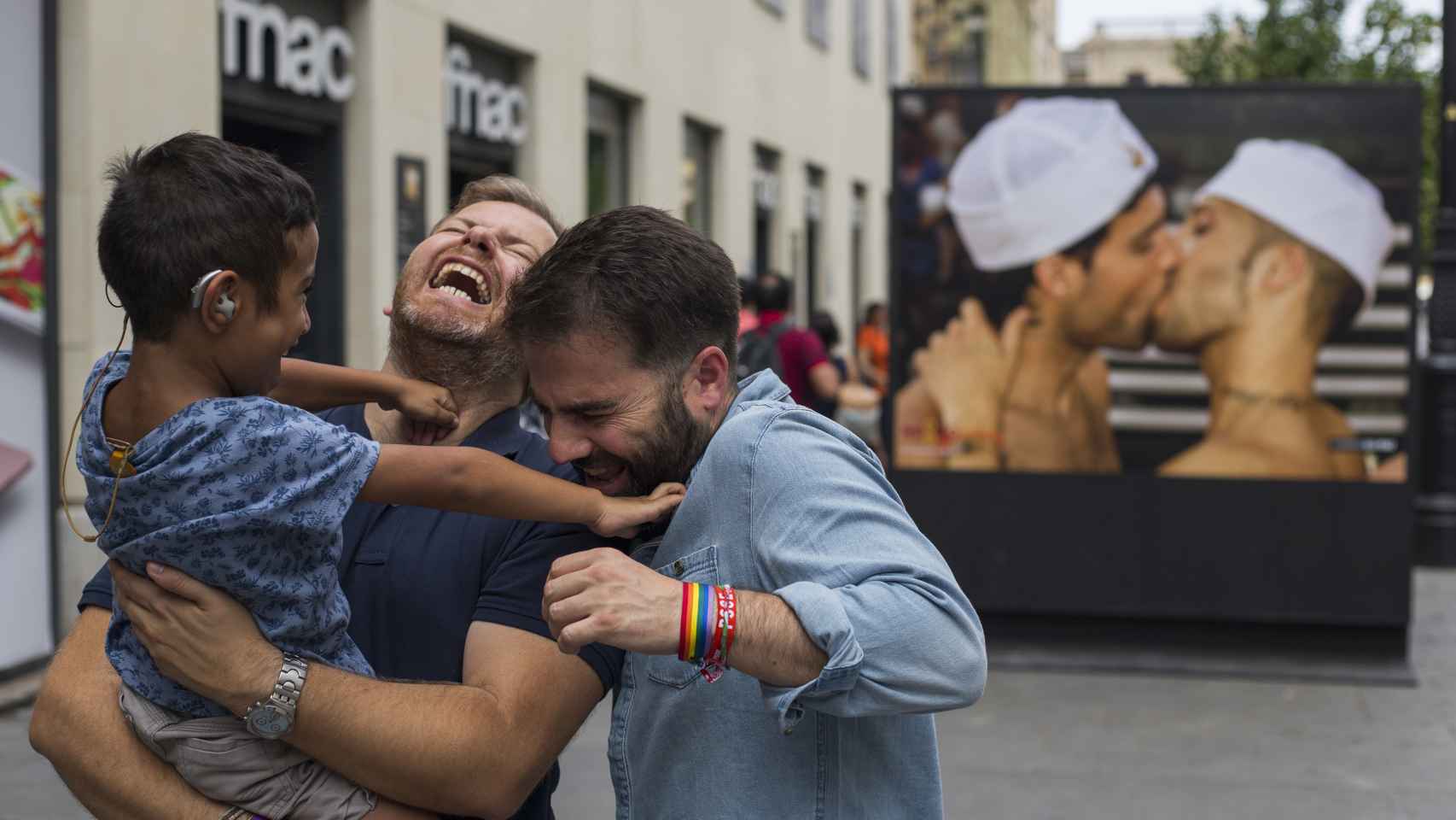 La pareja gay y su hijo que han escandalizado a la sociedad sevillana