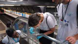 Investigadores recogen muestras del metro de Barcelona.