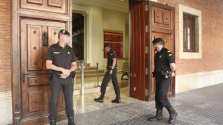 Miembros de la Guardia Civil acceden hoy al ayuntamiento de Tortosa (Tarragona)