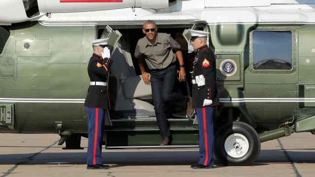 Barack Obama, a punto de embarcar en el Air Force One.