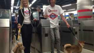 Cristina Cifuentes entra al Metro de Madrid con un perro sin bozal.