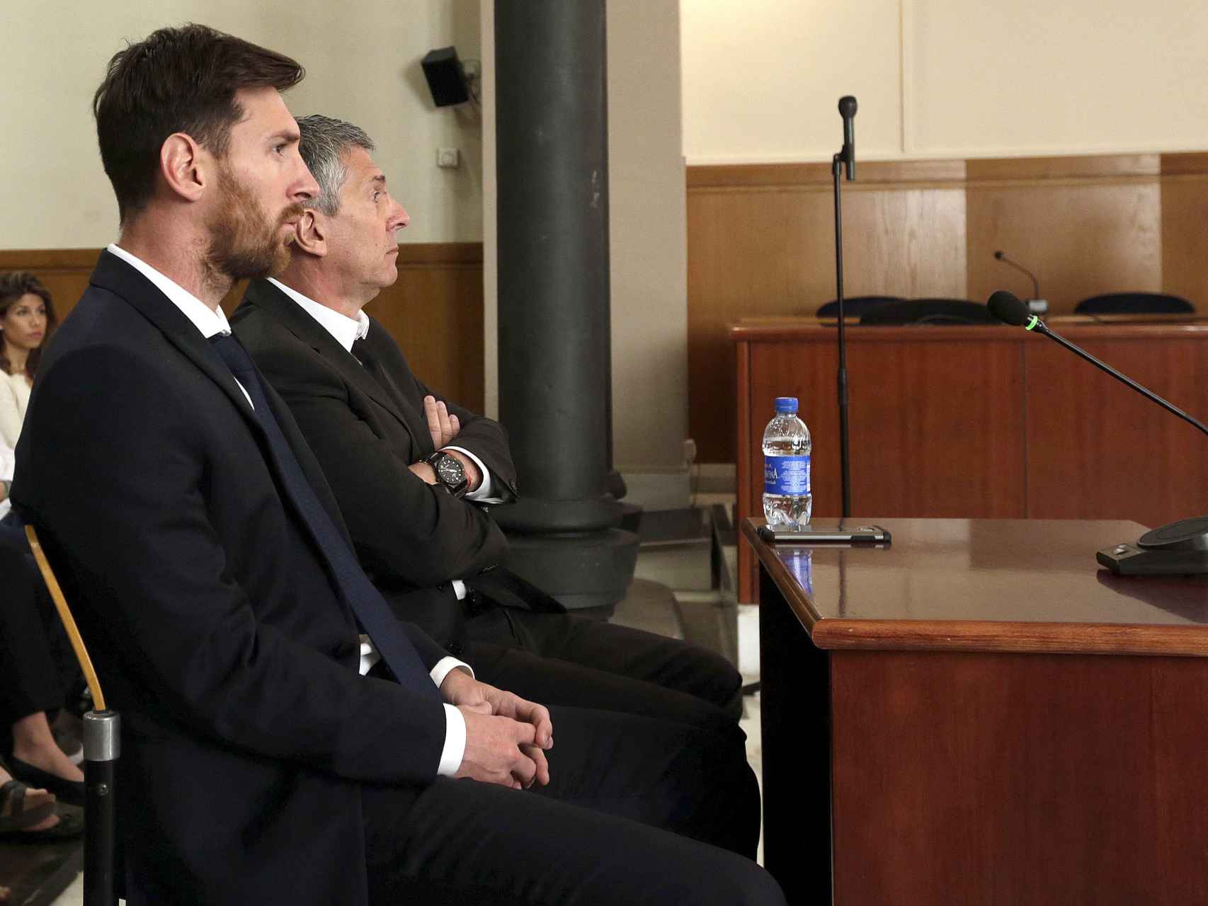 Lionel Messi y su padre, Jorge Horacio Messi, en la sala de la Audiencia de Barcelona