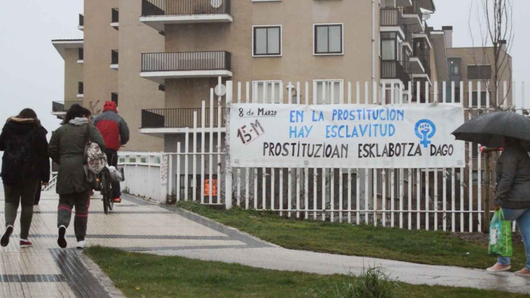 Pancartas como esta aparecieron en marzo en Pamplona cerca de los clubes.