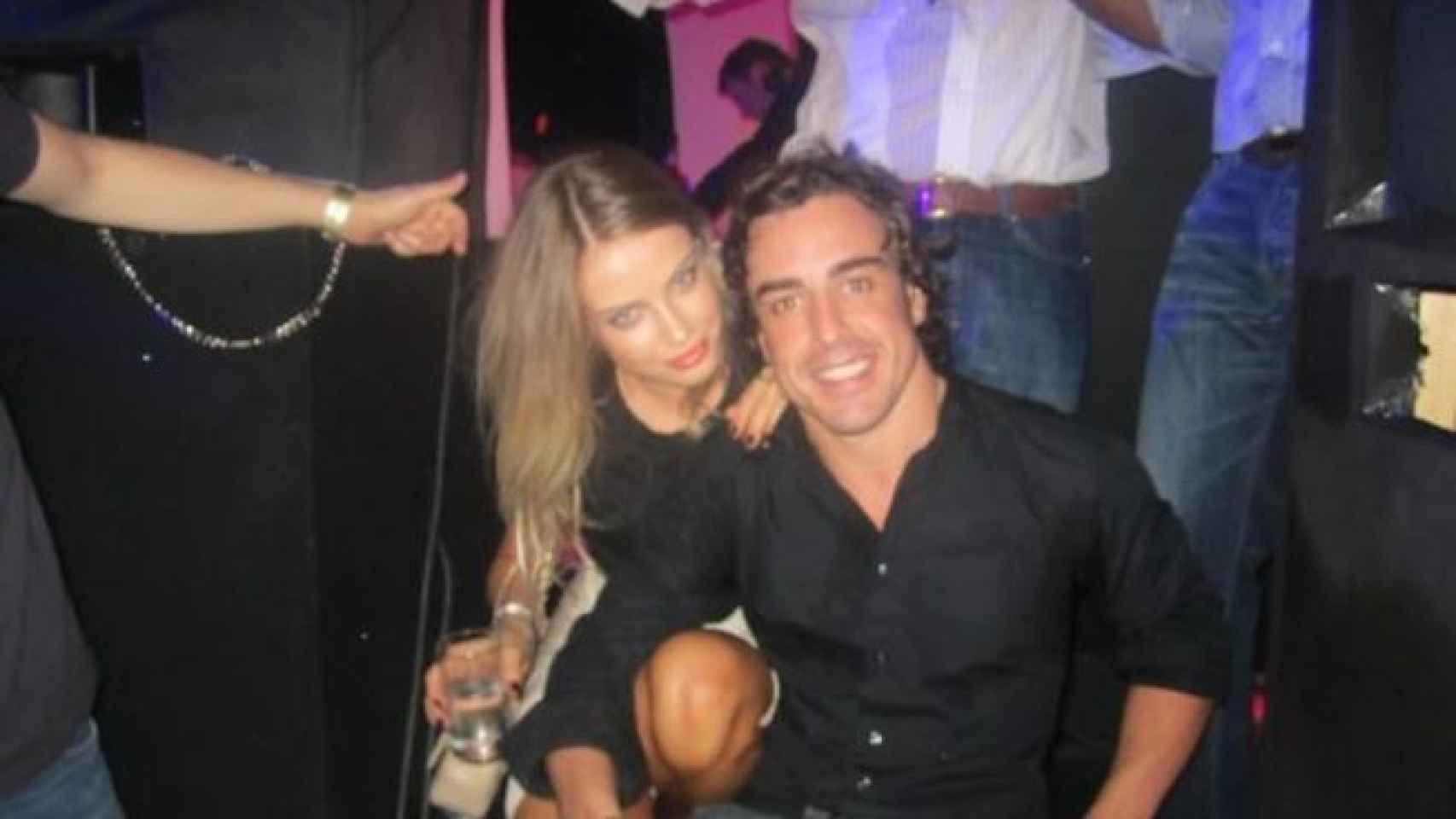Xenia Tchoumitcheva y Alonso muy acaramelados en una fiesta