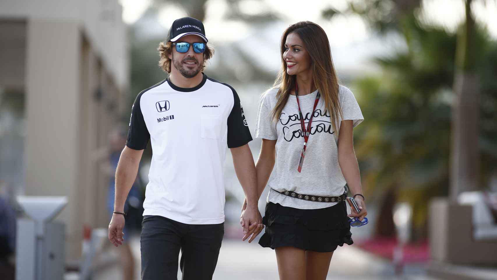 Lara Álvarez junto a Fernando en el padock de un gran premio de F1