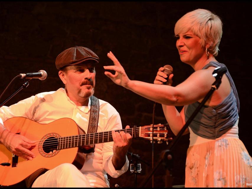 Javier Ruibal junto a Pasión Vega.