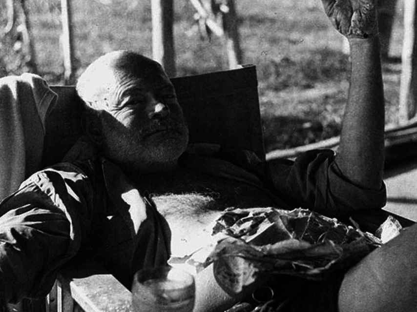 Ernest Hemingway tras un safari en 1954.