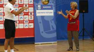 Carmena juega al baloncesto con Scariolo, seleccionador nacional.