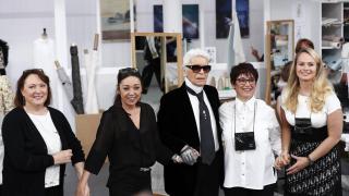 Karl Lagerfeld sale a la pasarela acompañado de sus ateliers Madame Jacqueline (izq), Madame Cecile (2º izq), Madame Josette (2º dcha) y Madame Olivia (dcha).