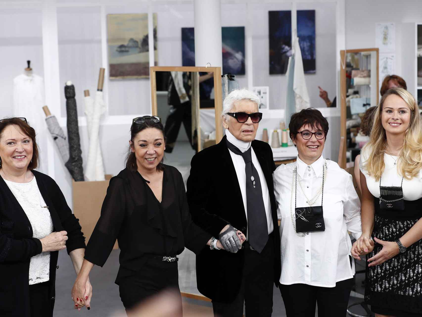Karl Lagerfeld sale a la pasarela acompañado de sus ateliers Madame Jacqueline (izq), Madame Cecile (2º izq), Madame Josette (2º dcha) y Madame Olivia (dcha).