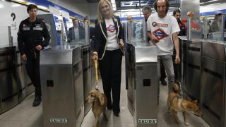 Cifuentes y Paunero, de El Refugio, entran en el metro con Micca y Mitens.