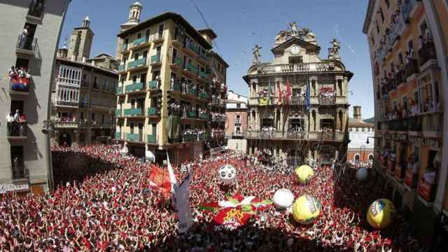 El Ayuntamiento de Pamplona durante el chupinazo.