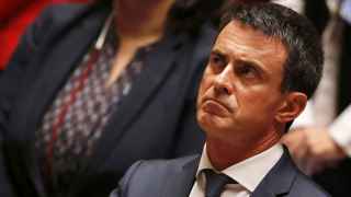 Manuel Valls escucha preguntas en la sesión parlamentaria este miércoles.