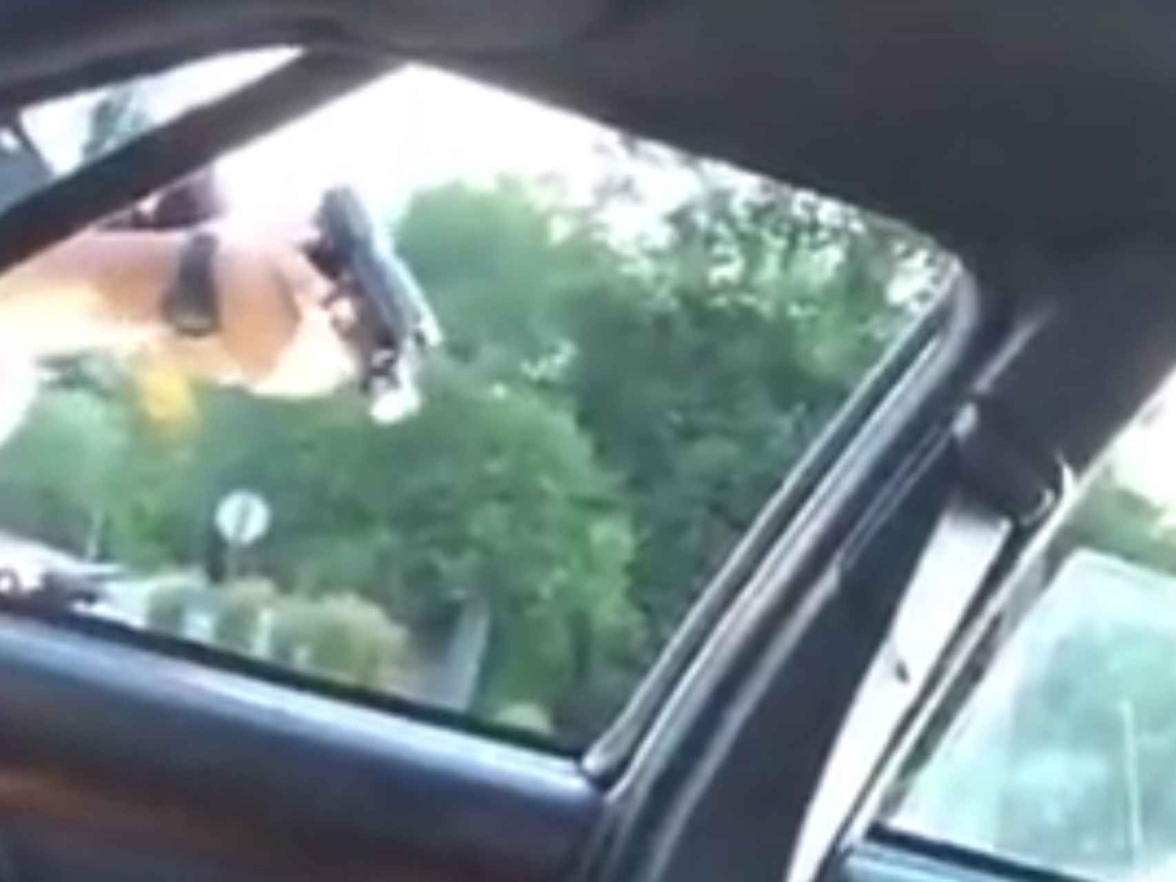 Una imagen del vídeo muestra a un agente apuntando al interior del vehículo.