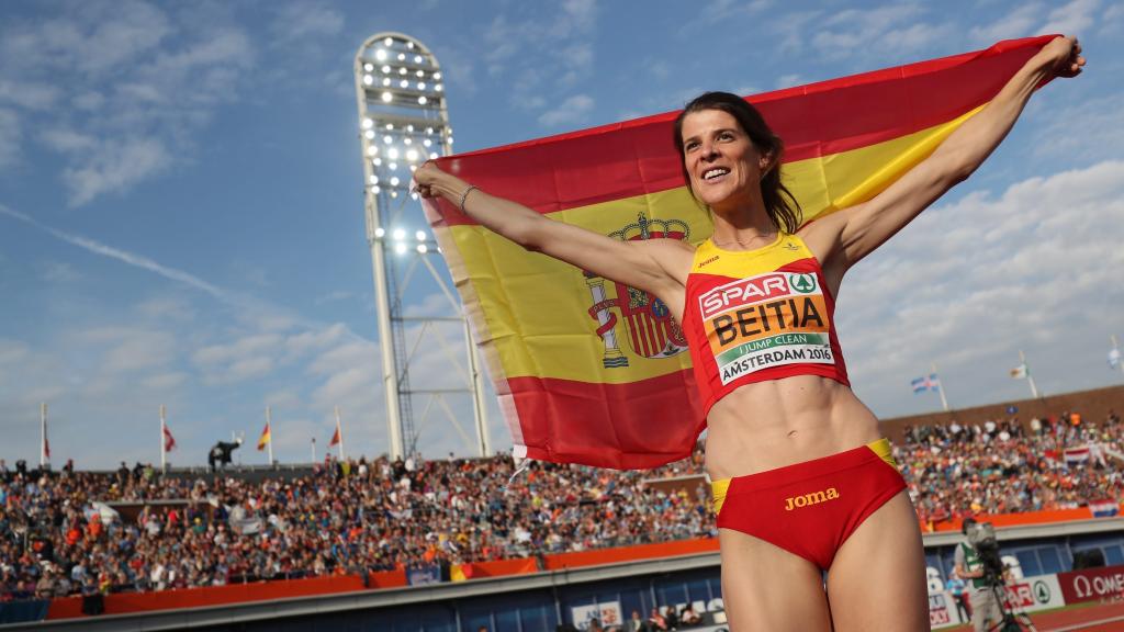 Beitia posa eufórica con la bandera de España.