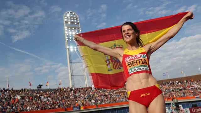 Beitia posa eufórica con la bandera de España.