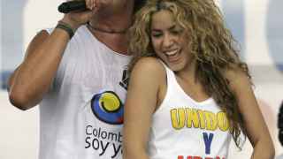 Shakira junto a Carlos Vives en un acto en Colombia