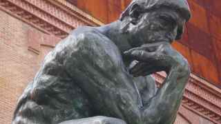 El pensador de Rodin en el Caixa Forum.