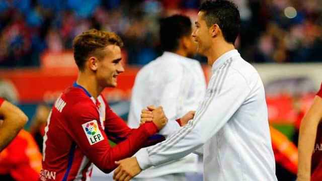 Griezmann y Cristiano se saludan en un Atlético - Real Madrid.